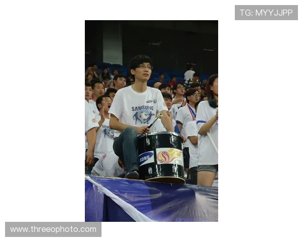 上海德比再燃战火:申花主场迎战,关注球迷激情助阵表现动态 上海德比再燃战火:申花主场迎战,关注球迷激情助阵表现动态