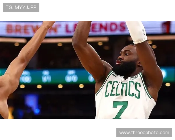 杰伦布朗挡拆拉开空间提升得分效率领先绿军锋线