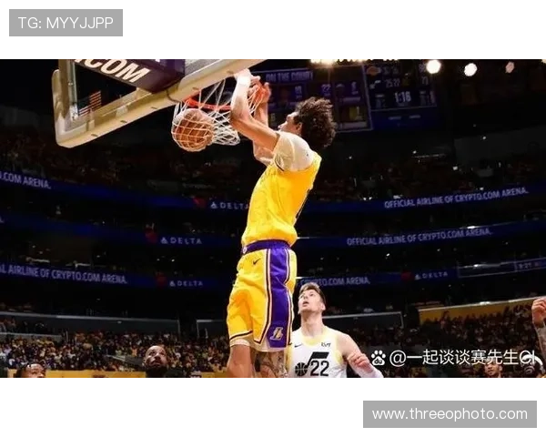 詹姆斯关键时刻单打效率压制字母哥助湖人拉开分差